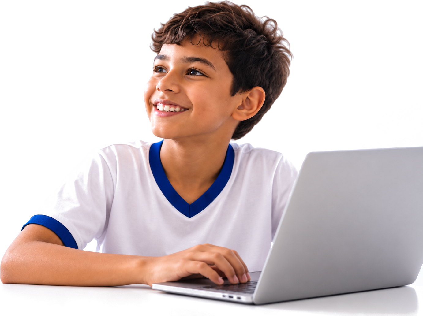 Aluno sorrindo, escrevendo em uma mesa